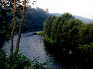 Blick auf die Weißenburg über die Saale